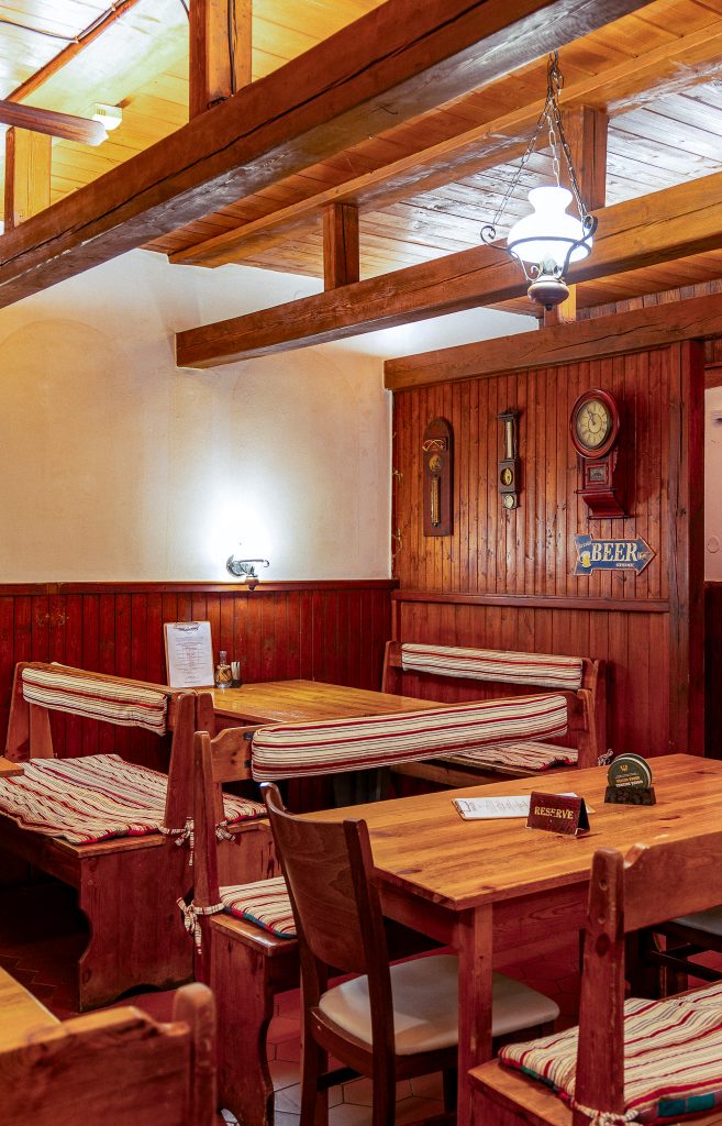 Dřevěný interiér PUB 88 se stoly a lavicemi