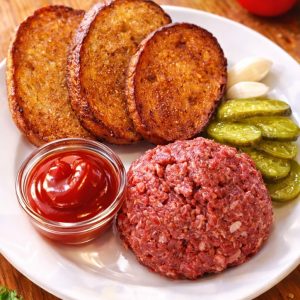 Tatarský biftek s topinkami, česnekem a okurkami