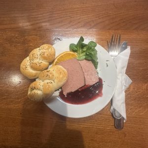 Svíčková s houskovým knedlíkem a brusinkami