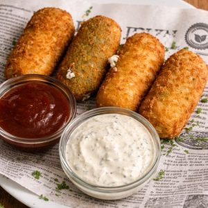 Smažené krokety s tatarskou omáčkou a kečupem