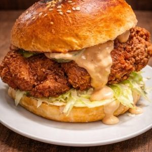 Burger s křupavým kuřecím masem a omáčkou